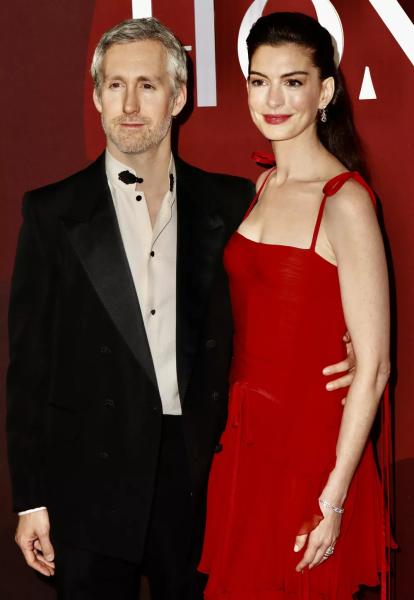 Энн Хэтэуэй впервые за долгое время вышла на красную дорожку с мужем
Энн Хэтэуэй впервые за долгое время вышла на красную дорожку с мужем