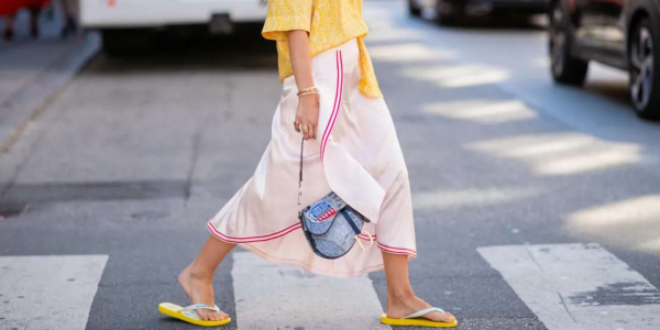 И на пляж, и в офис: как и с чем будем носить вьетнамки этим летом И на пляж, и в офис: как и с чем будем носить вьетнамки этим летом