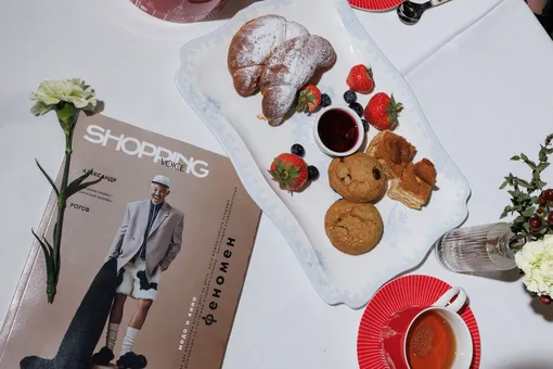 Лиза Адаменко, Наталья Ракоч, Лена Червова, Алёна Лейнер, Рамон Паласиос-Фернандес и другие на бранче-презентации Лиза Адаменко, Наталья Ракоч, Лена Червова, Алёна Лейнер, Рамон Паласиос-Фернандес и другие на бранче-презентации