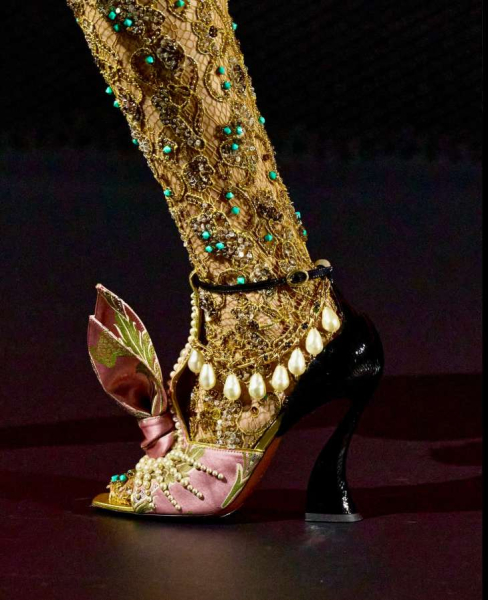 Прощай, тихая роскошь — салют, рококо: тренды весны Прощай, тихая роскошь — салют, рококо: тренды весны