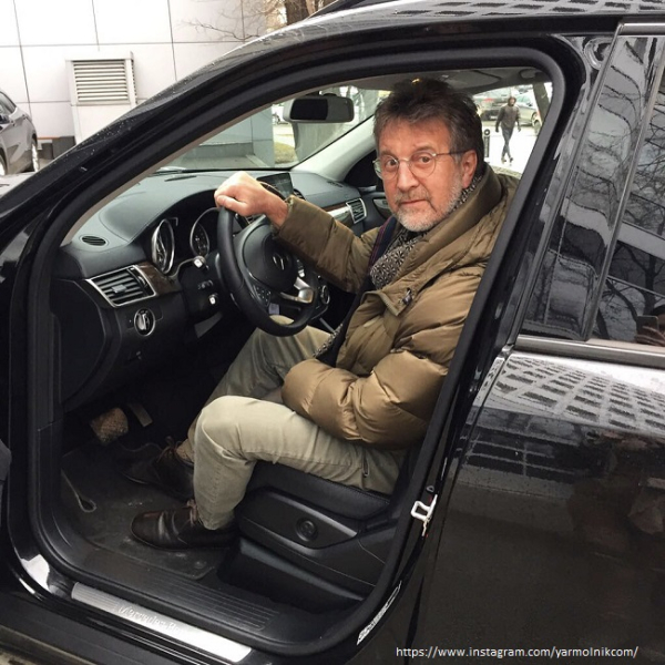 Леонид Ярмольник шокировал всех своей ездой с собаками на машине (видео) Леонид Ярмольник шокировал всех своей ездой с собаками на машине (видео)