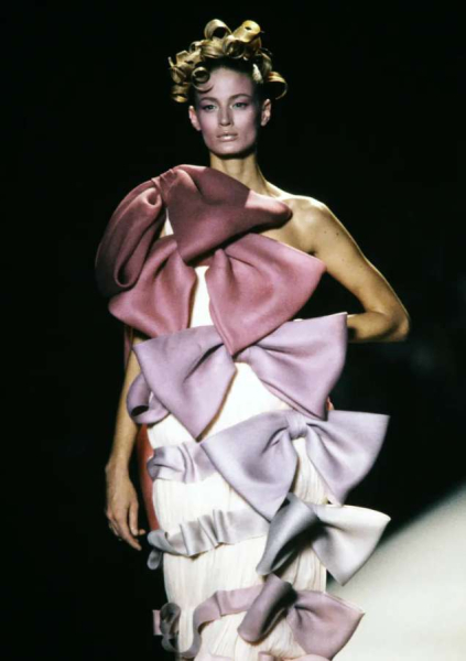 Прощай, тихая роскошь — салют, рококо: тренды весны Прощай, тихая роскошь — салют, рококо: тренды весны