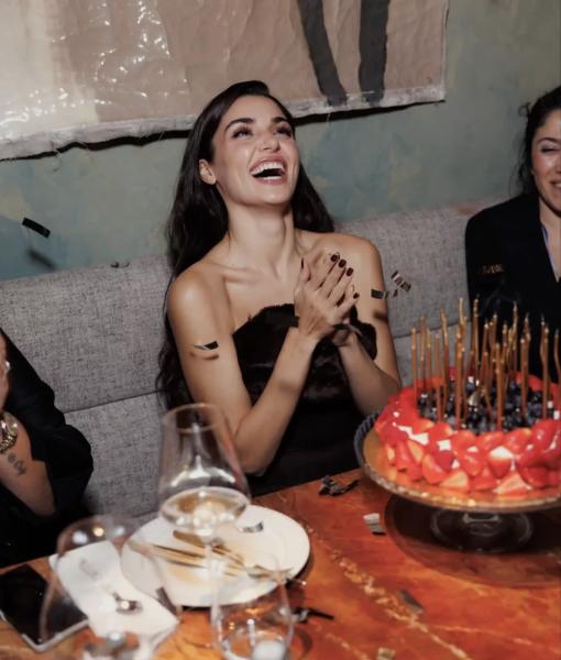 Ханде Эрчел опубликовала фото из Москвы и обратилась к фанатам на русском
Ханде Эрчел опубликовала фото из Москвы и обратилась к фанатам на русском