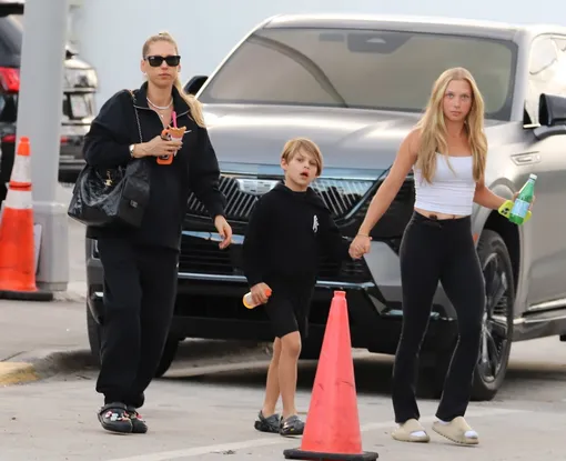 Беременную четвертым ребенком Анну Курникову с сыном и няней подстерегли папарацци Беременную четвертым ребенком Анну Курникову с сыном и няней подстерегли папарацци