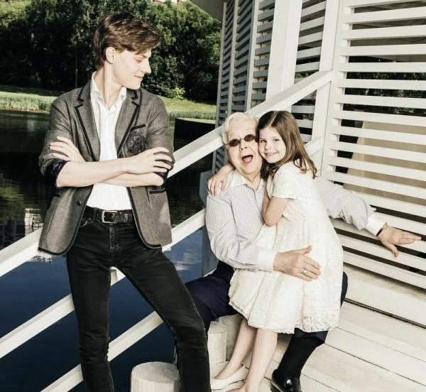 Марина Зудина поделилась архивными снимками с Олегом Табаковым
Марина Зудина поделилась архивными снимками с Олегом Табаковым