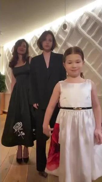 «Три сестры»: Екатерина Климова вместе с дочерьми приняла участие в забавном челлендже «Три сестры»: Екатерина Климова вместе с дочерьми приняла участие в забавном челлендже