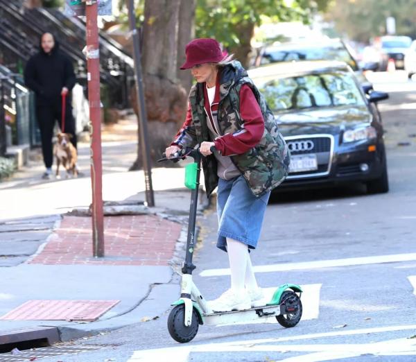 Красная Шапочка: Кэмерон Диас катается по городу на самокате
Красная Шапочка: Кэмерон Диас катается по городу на самокате