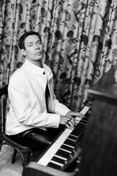 Стас Пьеха: "Хочу понять себя и то, как все устроено в этом мире"
Стас Пьеха: "Хочу понять себя и то, как все устроено в этом мире"