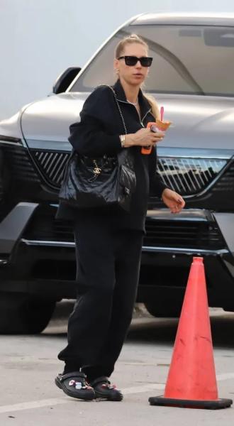 Беременную четвертым ребенком Анну Курникову с сыном и няней подстерегли папарацци Беременную четвертым ребенком Анну Курникову с сыном и няней подстерегли папарацци