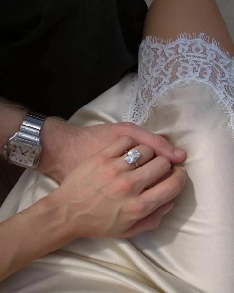 
                Брат Билли Айлиш обручился с девушкой, похожей на нее как две капли воды            