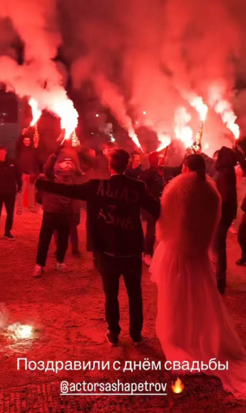 Чуть все не сожгли: на свадьбе Петровых произошло непредвиденное событие (фото)
Чуть все не сожгли: на свадьбе Петровых произошло непредвиденное событие (фото)