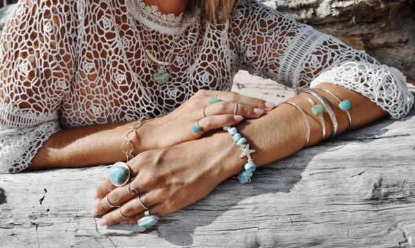 Украшения из серебра: как и с чем их носить, чтобы выглядеть стильно и дорого Украшения из серебра: как и с чем их носить, чтобы выглядеть стильно и дорого