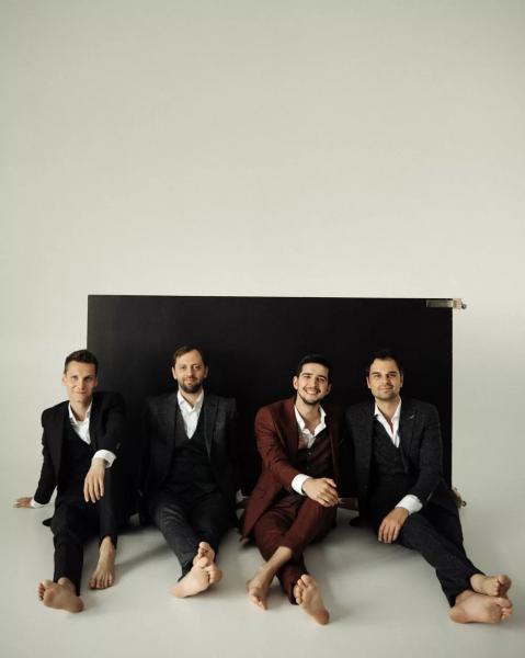 
                Квартет актеров “Заячий стон”: “У нас потрясающий бар прямо в офисе”            