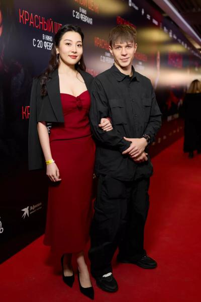 Бикович, Петров, Матвеев, Куценко и другие гости премьеры "Красного шелка"
Бикович, Петров, Матвеев, Куценко и другие гости премьеры "Красного шелка"