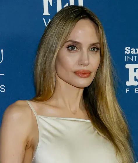 Анджелина Джоли в платье-комбинации посетила кинопремию в Калифорнии Анджелина Джоли в платье-комбинации посетила кинопремию в Калифорнии