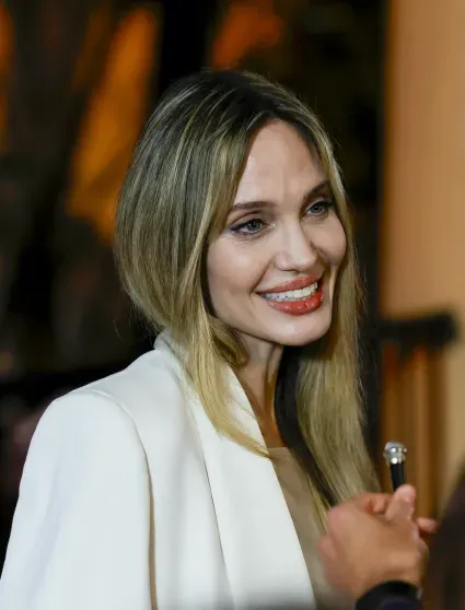 Анджелина Джоли в платье-комбинации посетила кинопремию в Калифорнии Анджелина Джоли в платье-комбинации посетила кинопремию в Калифорнии