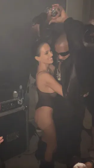 Бьянка Цензори и Канье Уэст посетили афтепати "Грэмми", после того как их выгнали с красной дорожки из-за "голого" платья Бьянки Бьянка Цензори и Канье Уэст посетили афтепати "Грэмми", после того как их выгнали с красной дорожки из-за "голого" платья Бьянки