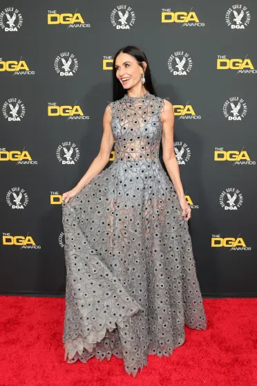 Деми Мур в полупрозрачном платье и платье из сверкающих "осколков": два выхода звезды Деми Мур в полупрозрачном платье и платье из сверкающих "осколков": два выхода звезды