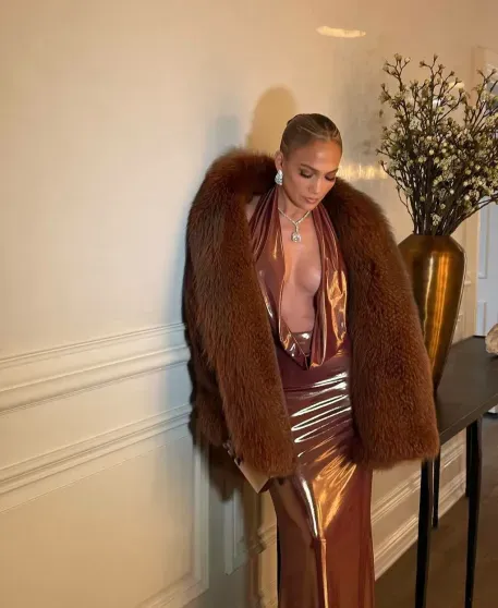 Дженнифер Лопес в шубе и с глубоким декольте на вечеринке перед "Грэмми" Дженнифер Лопес в шубе и с глубоким декольте на вечеринке перед "Грэмми"