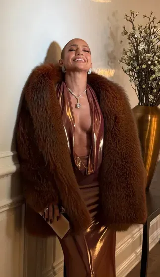 Дженнифер Лопес в шубе и с глубоким декольте на вечеринке перед "Грэмми" Дженнифер Лопес в шубе и с глубоким декольте на вечеринке перед "Грэмми"