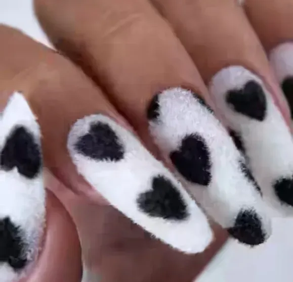 Fluffy nails: тикток захватила мода на "пушистый маникюр" Fluffy nails: тикток захватила мода на "пушистый маникюр"