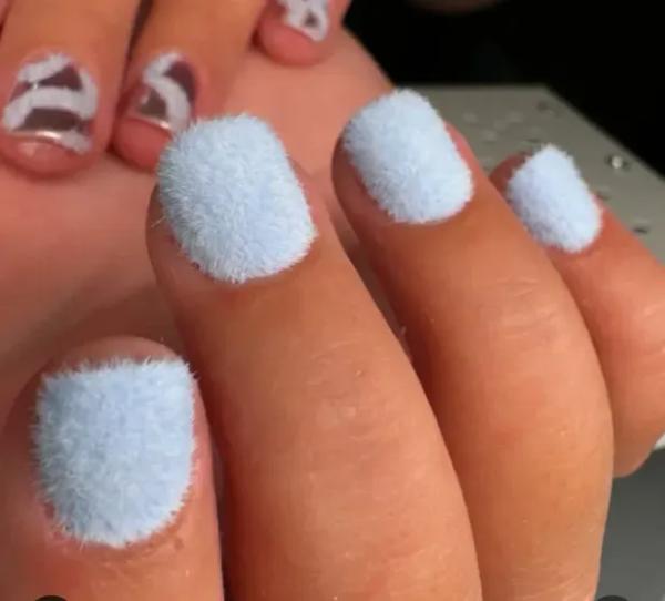 Fluffy nails: тикток захватила мода на "пушистый маникюр" Fluffy nails: тикток захватила мода на "пушистый маникюр"