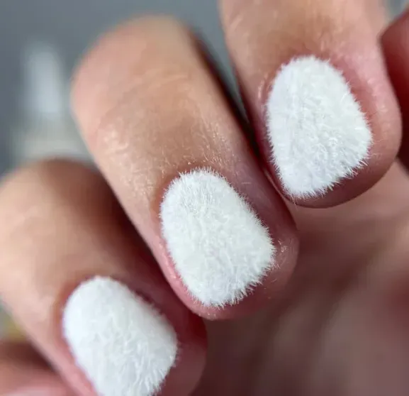 Fluffy nails: тикток захватила мода на "пушистый маникюр" Fluffy nails: тикток захватила мода на "пушистый маникюр"