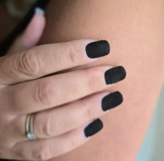 Fluffy nails: тикток захватила мода на "пушистый маникюр" Fluffy nails: тикток захватила мода на "пушистый маникюр"