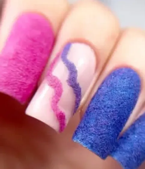 Fluffy nails: тикток захватила мода на "пушистый маникюр" Fluffy nails: тикток захватила мода на "пушистый маникюр"