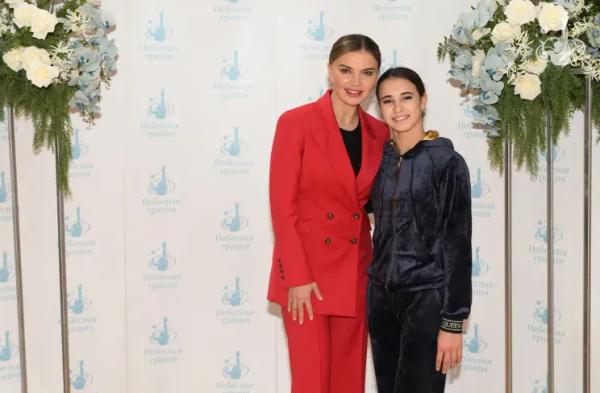 "Как похорошела". Алину Кабаеву засняли в Сочи "Как похорошела". Алину Кабаеву засняли в Сочи