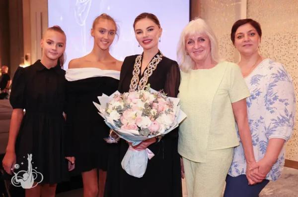 "Как похорошела". Алину Кабаеву засняли в Сочи "Как похорошела". Алину Кабаеву засняли в Сочи