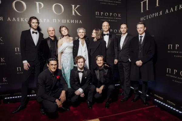 Никита Михалков, Ксения Собчак и вся светская Москва на премьере фильма "Пророк" с Юрой Борисовым в роли Пушкина