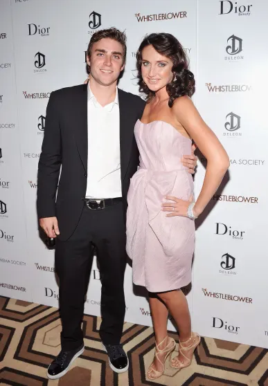 В сети обсуждают дочь миллиардера Анну Анисимову, которая жила в особняке из "Аноры" и чья личная жизнь напоминает сюжет фильма В сети обсуждают дочь миллиардера Анну Анисимову, которая жила в особняке из "Аноры" и чья личная жизнь напоминает сюжет фильма