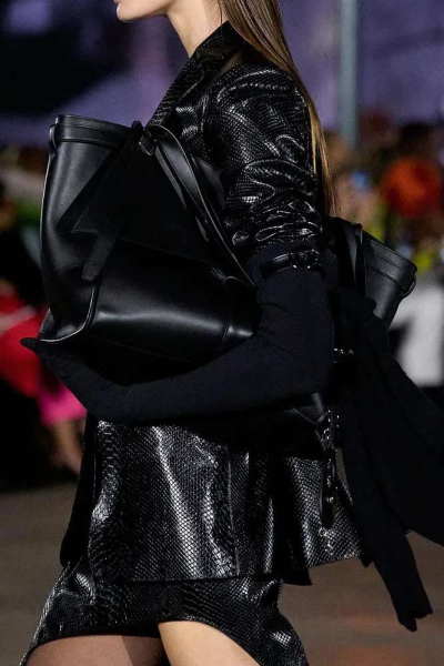 Модные сумки на весну-лето 2025: не все прошлогодние модели останутся в тренде Модные сумки на весну-лето 2025: не все прошлогодние модели останутся в тренде