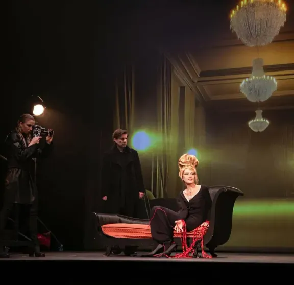 "Это люди навсегда". Рената Литвинова рассказала о работе над новым спектаклем с Земфирой* и Демной Гвасалией, о жизни в эмиграции и тоске по родине