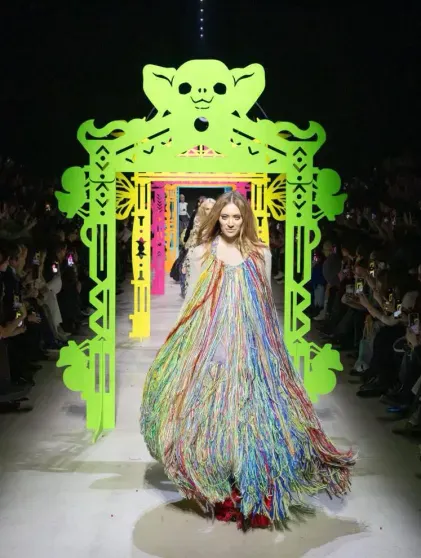 Ксения Собчак, Мария Миногарова и Ольга Карпуть вышли на подиум на показе Vereja Ксения Собчак, Мария Миногарова и Ольга Карпуть вышли на подиум на показе Vereja