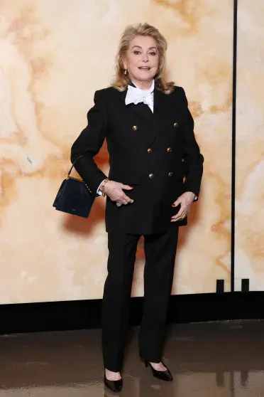 Неделя моды в Париже: Хейли Бибер, Рози Хантингтон-Уайтли, Зои Кравиц, Карла Бруни на показе Saint Laurent