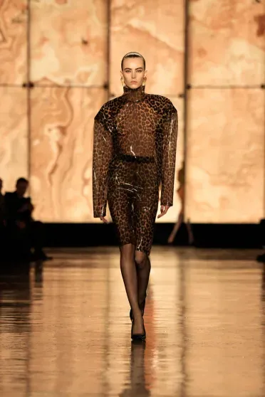 Неделя моды в Париже: Хейли Бибер, Рози Хантингтон-Уайтли, Зои Кравиц, Карла Бруни на показе Saint Laurent