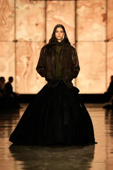 Неделя моды в Париже: Хейли Бибер, Рози Хантингтон-Уайтли, Зои Кравиц, Карла Бруни на показе Saint Laurent