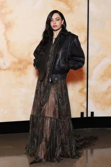 Неделя моды в Париже: Хейли Бибер, Рози Хантингтон-Уайтли, Зои Кравиц, Карла Бруни на показе Saint Laurent