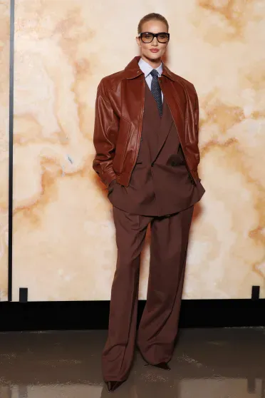 Неделя моды в Париже: Хейли Бибер, Рози Хантингтон-Уайтли, Зои Кравиц, Карла Бруни на показе Saint Laurent