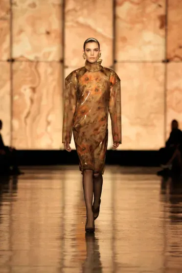 Неделя моды в Париже: Хейли Бибер, Рози Хантингтон-Уайтли, Зои Кравиц, Карла Бруни на показе Saint Laurent