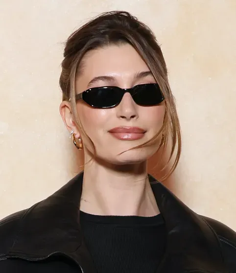 Неделя моды в Париже: Хейли Бибер, Рози Хантингтон-Уайтли, Зои Кравиц, Карла Бруни на показе Saint Laurent