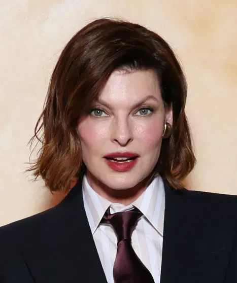 Неделя моды в Париже: Хейли Бибер, Рози Хантингтон-Уайтли, Зои Кравиц, Карла Бруни на показе Saint Laurent