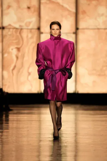 Неделя моды в Париже: Хейли Бибер, Рози Хантингтон-Уайтли, Зои Кравиц, Карла Бруни на показе Saint Laurent