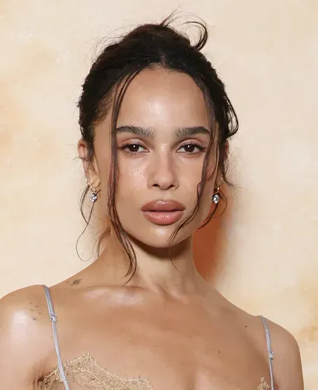 Неделя моды в Париже: Хейли Бибер, Рози Хантингтон-Уайтли, Зои Кравиц, Карла Бруни на показе Saint Laurent