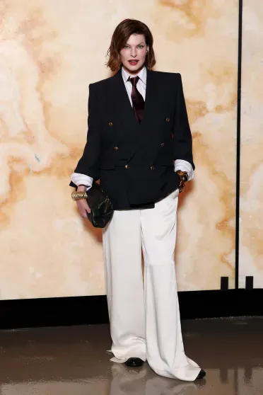 Неделя моды в Париже: Хейли Бибер, Рози Хантингтон-Уайтли, Зои Кравиц, Карла Бруни на показе Saint Laurent