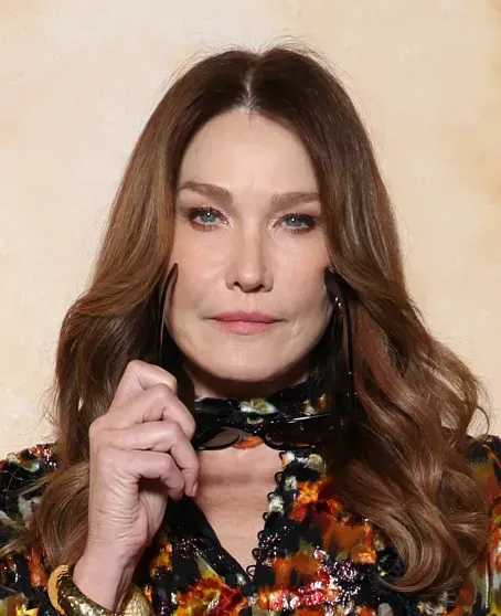 Неделя моды в Париже: Хейли Бибер, Рози Хантингтон-Уайтли, Зои Кравиц, Карла Бруни на показе Saint Laurent