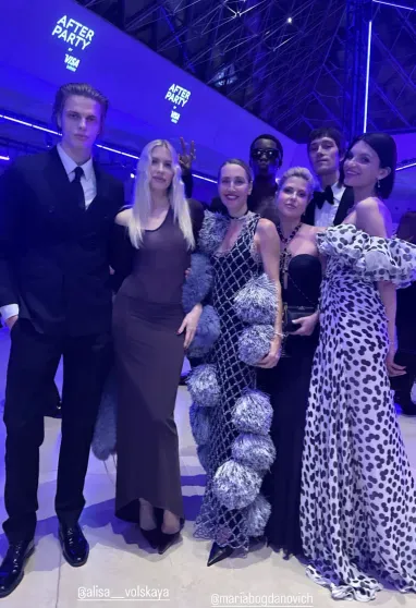 Неделя моды в Париже: Виктория и Дэвид Бекхэм, Джиджи Хадид, Рози-Хантингтон-Уайтли и Елена Перминова на гала-ужине в Лувре Неделя моды в Париже: Виктория и Дэвид Бекхэм, Джиджи Хадид, Рози-Хантингтон-Уайтли и Елена Перминова на гала-ужине в Лувре