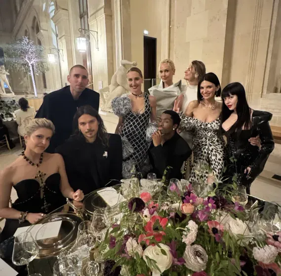 Неделя моды в Париже: Виктория и Дэвид Бекхэм, Джиджи Хадид, Рози-Хантингтон-Уайтли и Елена Перминова на гала-ужине в Лувре Неделя моды в Париже: Виктория и Дэвид Бекхэм, Джиджи Хадид, Рози-Хантингтон-Уайтли и Елена Перминова на гала-ужине в Лувре